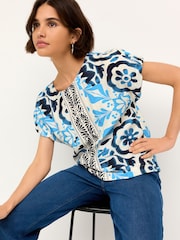 Blau/Marineblau mit Kachelmuster - Kastiges, strukturiertes T-Shirt mit Raffung - Bild 1 von 6