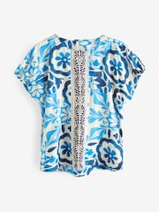 Blau/Marineblau mit Kachelmuster - Kastiges, strukturiertes T-Shirt mit Raffung - Bild 5 von 6