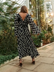 Black/White Wide Sleeve V-Neck Textured Dress - Image 3 of 6