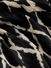 Black/White Wide Sleeve V-Neck Textured Dress - Image 6 of 6
