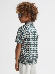 Camisa estampada con cuello cubano Prentice de Reiss - Imagen 5 de 6