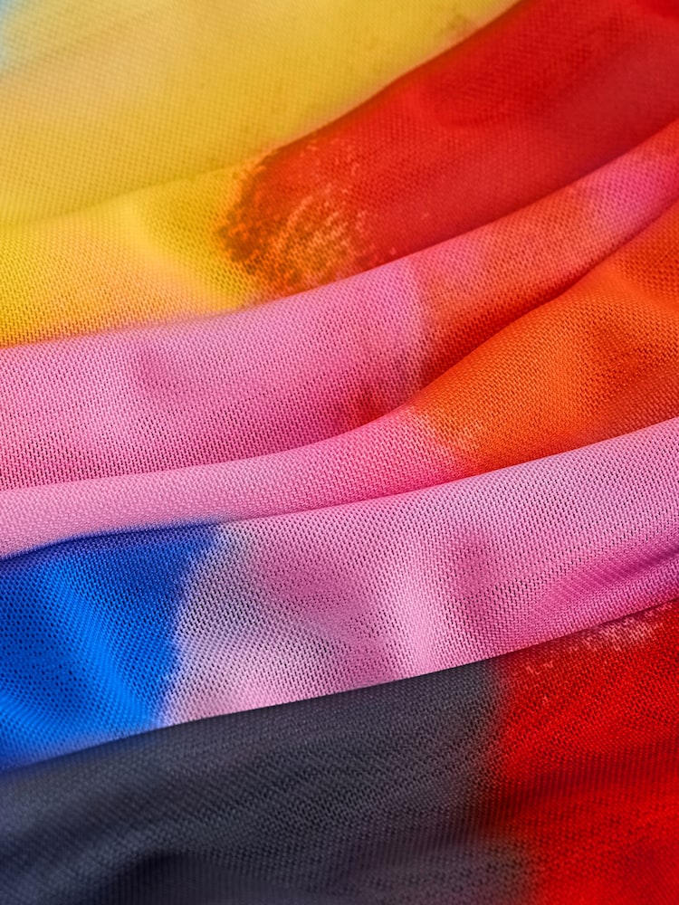 Mehrere leuchtende Farben - Hochgeschlossenes Midikleid aus Netzstoff - Bild 6 von 6