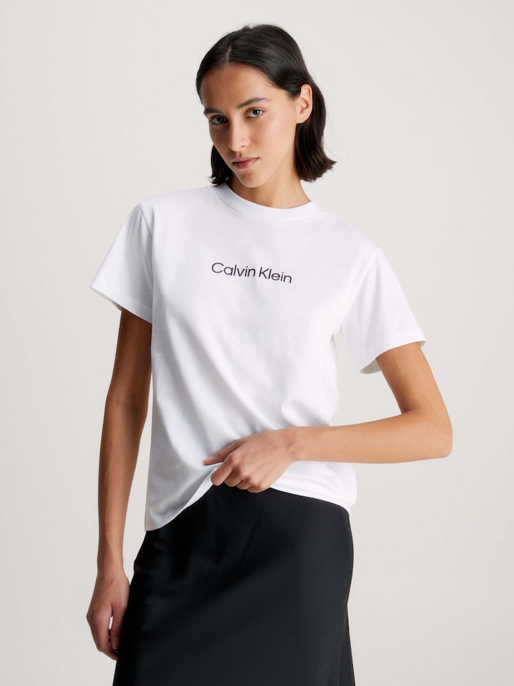 تيشِرت Hero مزيّن بشعار من Calvin Klein - صورة 1 من 5
