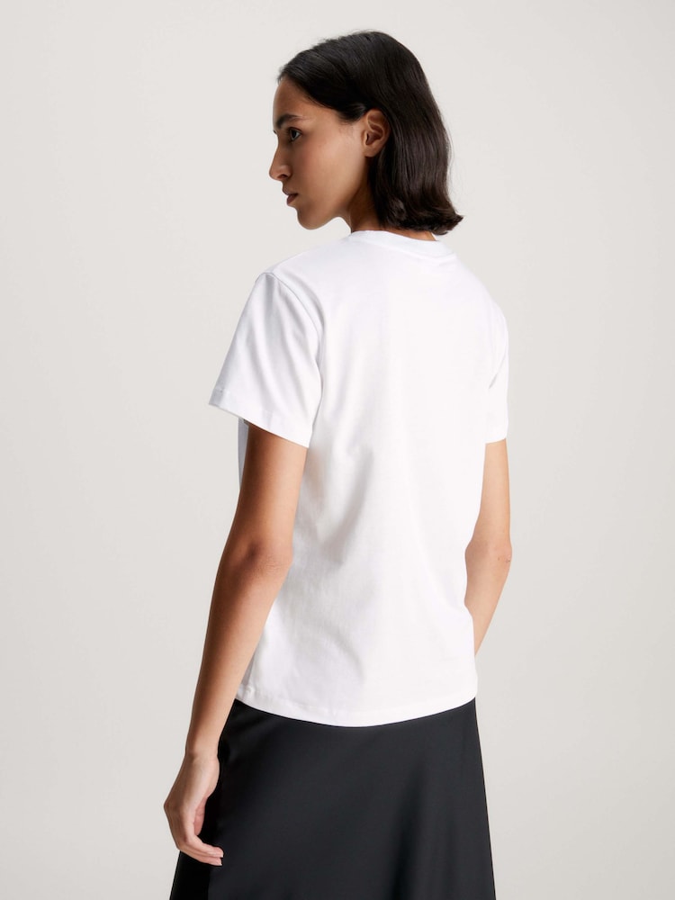 تيشِرت Hero مزيّن بشعار من Calvin Klein - صورة 2 من 5