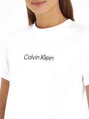تيشِرت Hero مزيّن بشعار من Calvin Klein - صورة 3 من 5