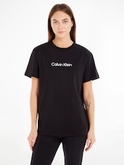 تيشِرت Hero مزيّن بشعار من Calvin Klein - صورة 1 من 6