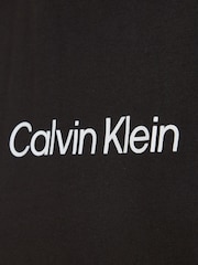 تيشِرت Hero مزيّن بشعار من Calvin Klein - صورة 6 من 6