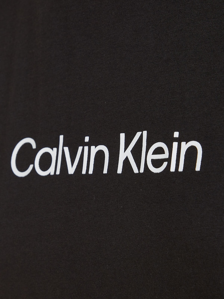 تيشِرت Hero مزيّن بشعار من Calvin Klein - صورة 6 من 6