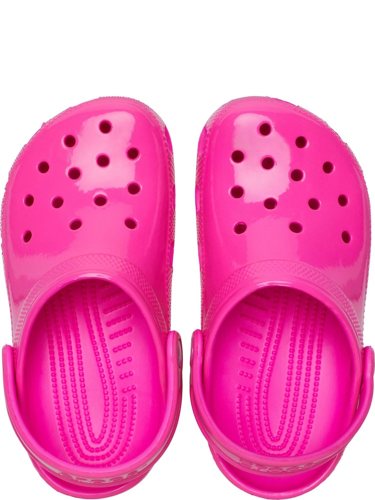 حذاء بنعل سميك بتصميم كلاسيكي لامع للأطفال من Crocs - صورة 2 من 7 حذاء بنعل سميك بتصميم كلاسيكي لامع للأطفال من Crocs - صورة 2 من 7