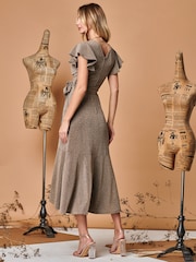 Gold - Jolie Moi Maxikleid mit Rüschensaum und Metallic-Effekt - Bild 4 von 5