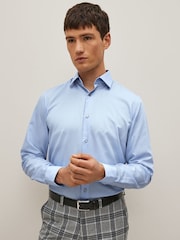 Bleu - Ajustement régulier - Chemise élégante texturée facile d’entretien à poignets simples - Image 1 of 10