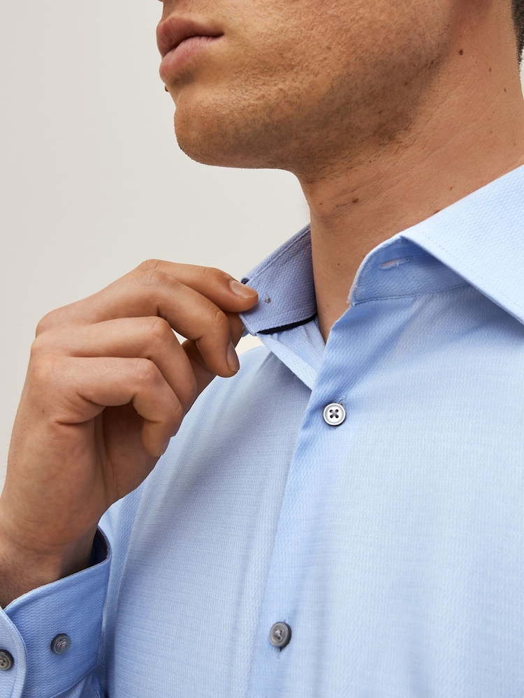 Bleu - Ajustement régulier - Chemise élégante texturée facile d’entretien à poignets simples - Image 4 of 10