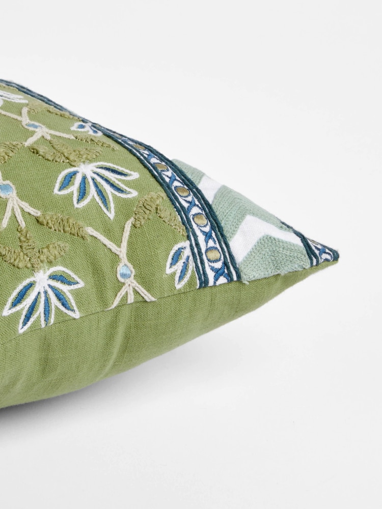 Nina Campbell – Lotus Trellis – besticktes Kissen mit Federfüllung - Bild 6 von 6 Nina Campbell – Lotus Trellis – besticktes Kissen mit Federfüllung - Bild 6 von 6