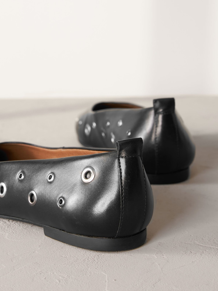 Schwarz - Signature Ballerinas aus Leder mit Ösen - Bild 6 von 6 Schwarz - Signature Ballerinas aus Leder mit Ösen - Bild 6 von 6