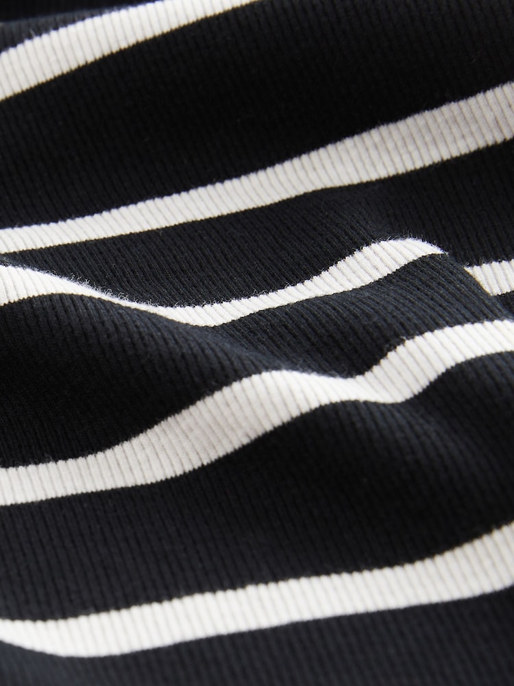 Schwarz/Weiß - Geripptes Säulen-Maxikleid im T-Shirt-Stil mit Schlitz - Bild 7 von 7 Schwarz/Weiß - Geripptes Säulen-Maxikleid im T-Shirt-Stil mit Schlitz - Bild 7 von 7