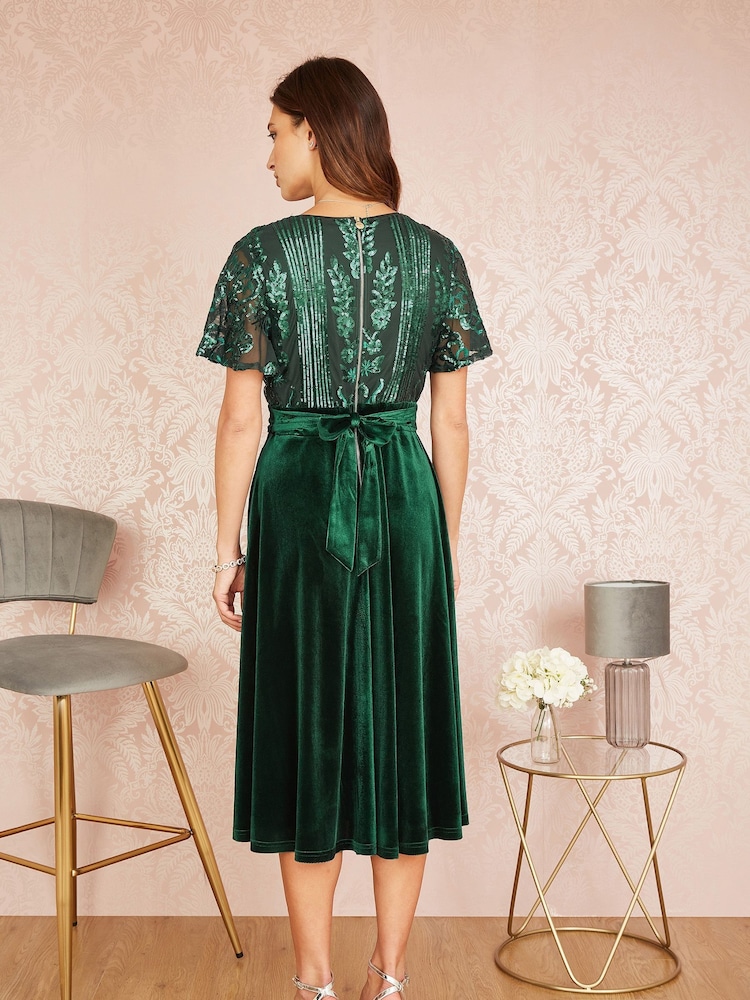 Yumi Embellished Verziertes Midi-Skaterkleid aus Samt mit Wickeldesign - Bild 2 von 5 Yumi Embellished Verziertes Midi-Skaterkleid aus Samt mit Wickeldesign - Bild 2 von 5