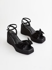 Czarny - Skórzane buty na koturnie Forever Comfort® z kokardą - Image 2 of 9