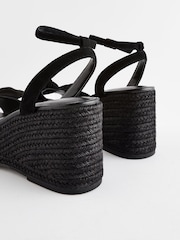Czarny - Skórzane buty na koturnie Forever Comfort® z kokardą - Image 4 of 9
