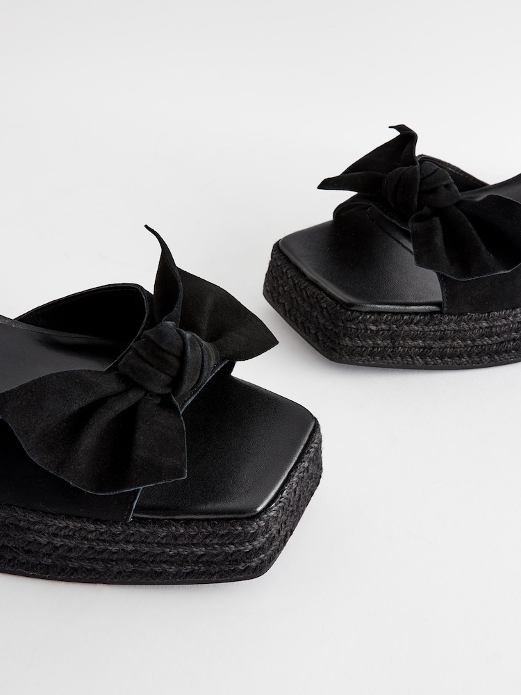 Czarny - Skórzane buty na koturnie Forever Comfort® z kokardą - Image 5 of 9