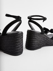 Czarny - Skórzane buty na koturnie Forever Comfort® z kokardą - Image 6 of 9