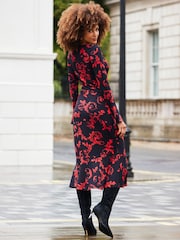 Vestido de punto con estampado barroco y parte delantera fruncida a media pierna con detalle de abertura de Sosandar - Imagen 3 de 6