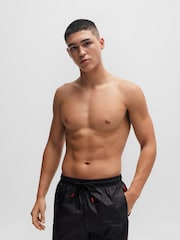 شورت سباحة مصنوع من قماش سريع الجفاف بشريط بشعار الماركة من HUGO - صورة 1 من 1