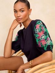 Marineblau/blau - Love & Roses Jersey T-Shirt mit Puffärmel und Cutwork-Detail - Bild 1 von 4