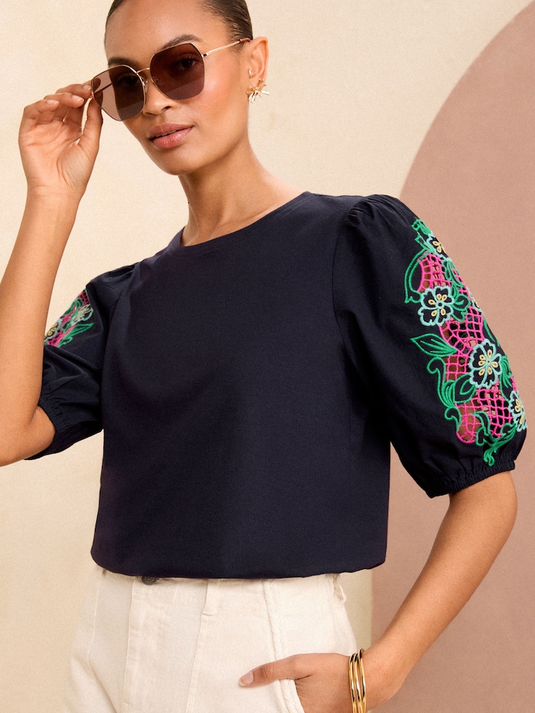 Marineblau/blau - Love & Roses Jersey T-Shirt mit Puffärmel und Cutwork-Detail - Bild 2 von 4