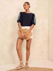 Marineblau/blau - Love & Roses Jersey T-Shirt mit Puffärmel und Cutwork-Detail - Bild 4 von 4