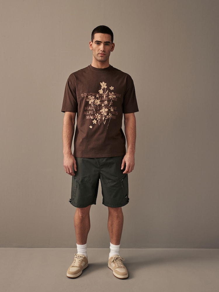 Braun mit Blumenmuster - Bequeme Passform - T-Shirt aus 100 % Baumwolle mit Floralgrafik - Bild 2 von 7