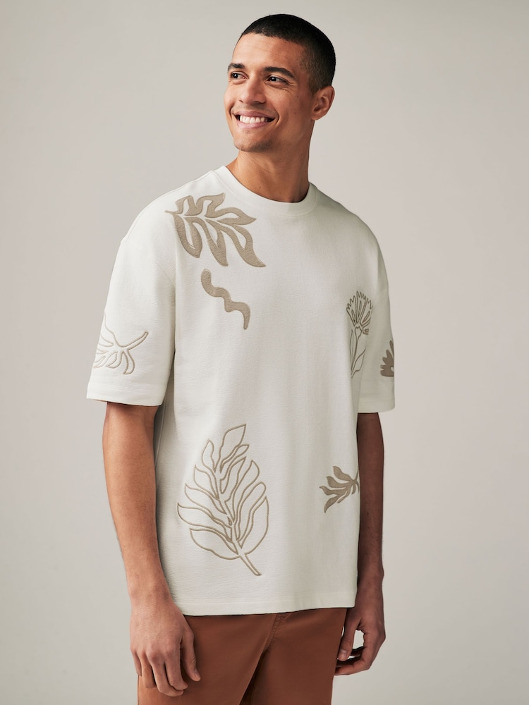 Weiß - Bequeme Passform - T-Shirt aus 100 % Baumwolle mit Floralgrafik - Bild 1 von 7 Weiß - Bequeme Passform - T-Shirt aus 100 % Baumwolle mit Floralgrafik - Bild 1 von 7