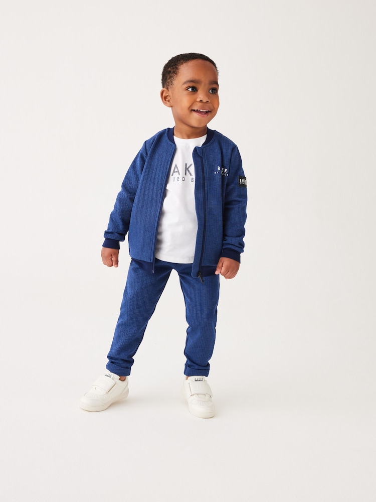 Baker by Ted Baker blaues Set mit Bomberjacke, T-Shirt und Hose aus 100 % Baumwolle - Bild 2 von 15 Baker by Ted Baker blaues Set mit Bomberjacke, T-Shirt und Hose aus 100 % Baumwolle - Bild 2 von 15
