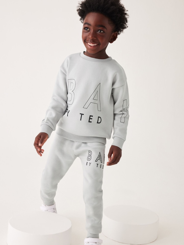 Baker by Ted Baker Set aus Buchstaben-Sweatshirt und Jogginghose - Bild 1 von 11 Baker by Ted Baker Set aus Buchstaben-Sweatshirt und Jogginghose - Bild 1 von 11