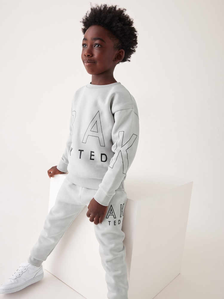 Baker by Ted Baker Set aus Buchstaben-Sweatshirt und Jogginghose - Bild 2 von 11 Baker by Ted Baker Set aus Buchstaben-Sweatshirt und Jogginghose - Bild 2 von 11