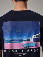 Темно-синий с машиной Hiroshi Nagai - Стандартный крой - Футболка из 100% хлопка с лицензионным принтом Artist - Image 5 of 8