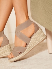 Camel - Friends Like These Espadrilles mit elastischen Riemen und Keilabsatz - Bild 2 von 4