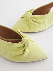 V barvi limete - Usnjeni koničasti čevlji s pentljo in paščkom čez peto Forever Comfort® - Slika 4 iz 5