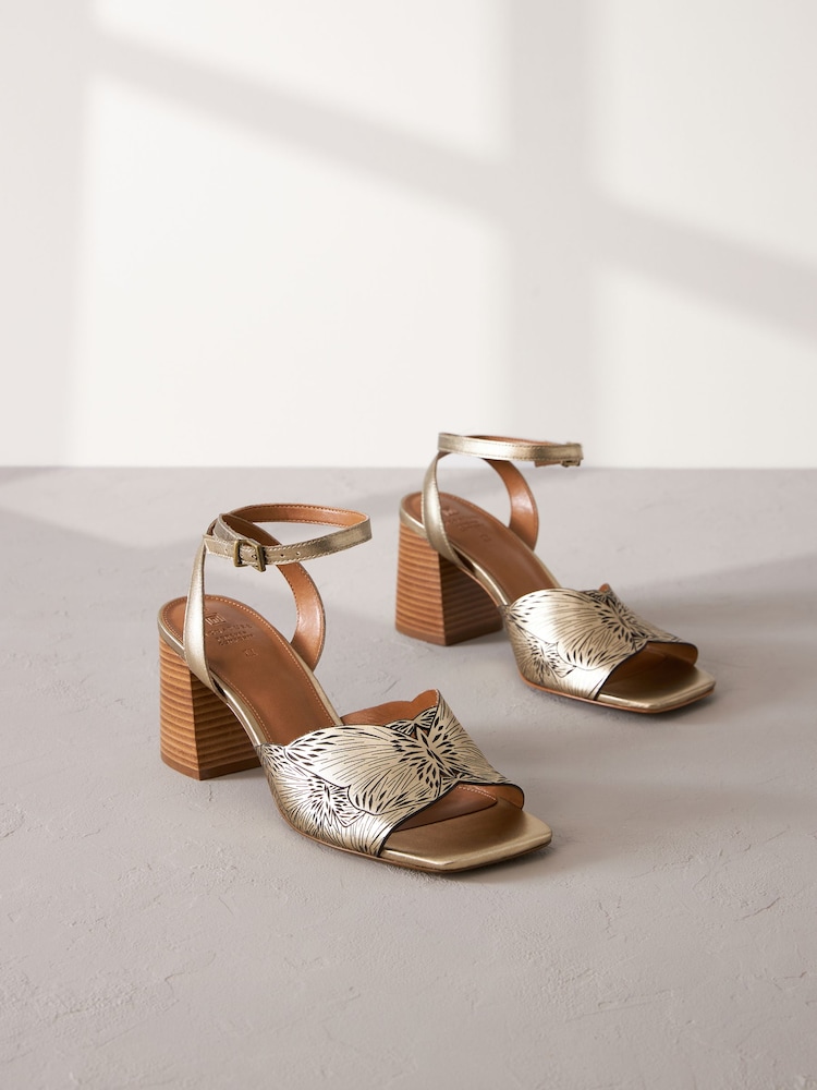 Gold - Signature Ledersandalen mit Blockabsatz und Schmetterlingsdesign - Bild 1 von 6 Gold - Signature Ledersandalen mit Blockabsatz und Schmetterlingsdesign - Bild 1 von 6