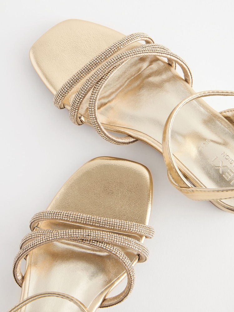 Goldene Riemchen - Sandalen mit Keilabsatz - Bild 5 von 5 Goldene Riemchen - Sandalen mit Keilabsatz - Bild 5 von 5