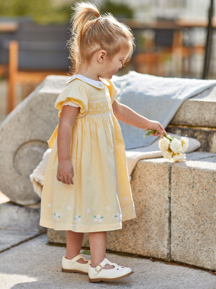 JoJo Maman Bébé Daisy besticktes gesmoktes Bubikragen -Party kleid - Bild 2 von 7 JoJo Maman Bébé Daisy besticktes gesmoktes Bubikragen -Party kleid - Bild 2 von 7