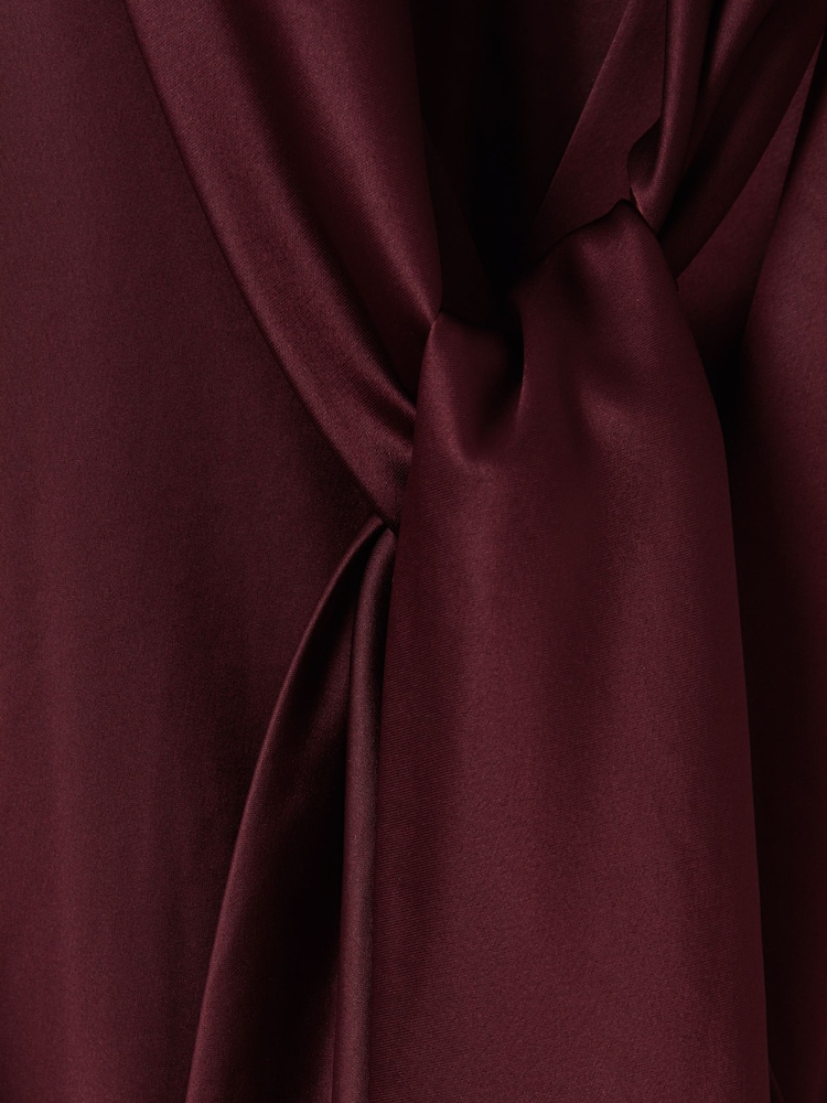 Vestido a media pierna de satén con diseño cruzado Tayla de Reiss - Imagen 5 de 5 Vestido a media pierna de satén con diseño cruzado Tayla de Reiss - Imagen 5 de 5