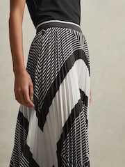 Reiss Black/Cream Gabi Printed Pleated Midi Skirt - Image 4 of 7