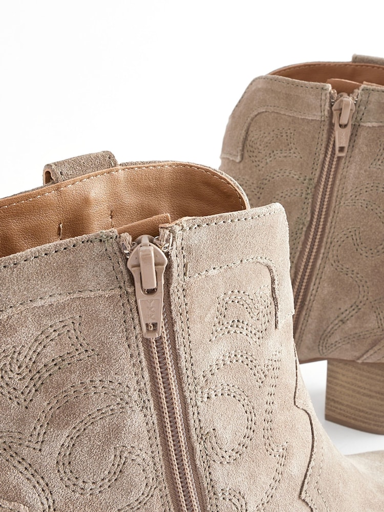 Nerzbraun - Forever Comfort® Knöchelstiefel aus Western-/Cowboyleder mit Ziernähten - Bild 2 von 4 Nerzbraun - Forever Comfort® Knöchelstiefel aus Western-/Cowboyleder mit Ziernähten - Bild 2 von 4
