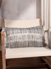 Yard Sono Ink Abstract Fringed Polyester Filled Cushion - Imagem 5 de 5