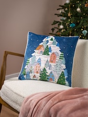 Furn Snowy Village Tree Boucle Polyester Filled Christmas Cushion - Imagem 1 de 6