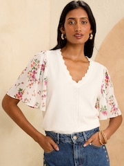 Weiß - Love & Roses, Strickoberteil aus gewebtem Mix mit Flatterärmeln, Muschelsaum und V-Ausschnitt - Bild 1 von 4
