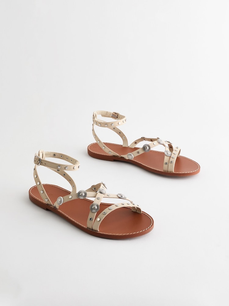 Knochen - Flache Ledersandalen mit Nieten - Bild 1 von 5 Knochen - Flache Ledersandalen mit Nieten - Bild 1 von 5