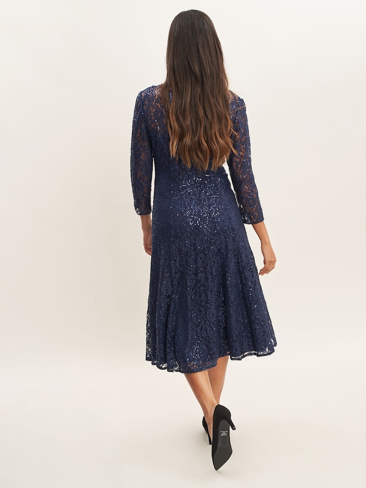 Vestido cocktail midi en azul de encaje con mangas a 3/4 y lentejuelas Elianna de Gina Bacconi - Imagen 2 de 5 Vestido cocktail midi en azul de encaje con mangas a 3/4 y lentejuelas Elianna de Gina Bacconi - Imagen 2 de 5
