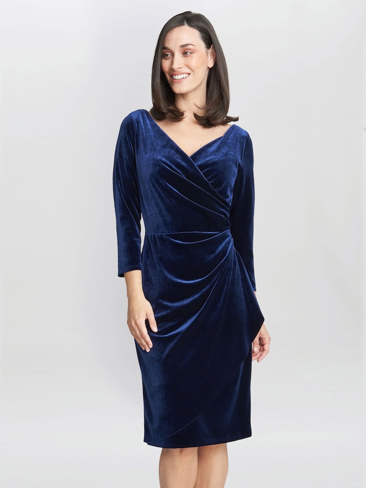 Blau - Gina Bacconi Zoe Wickelkleid aus Samt - Bild 1 von 5 Blau - Gina Bacconi Zoe Wickelkleid aus Samt - Bild 1 von 5