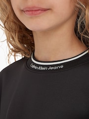 Černé šaty Calvin Klein Jeans s lesklým logem a pruhem - Image 3 of 6